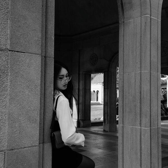 Meet your Posher, Lauren - Picture 2 of 3